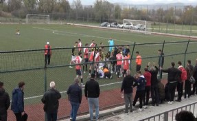 Dili boğazına kaçan futbolcuya, hakemden hayati müdahale