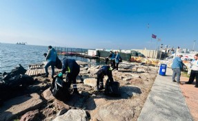 Doğaseverler Karşıyaka'da kıyı temizliği yaptı