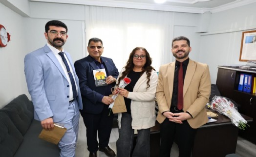 Efes Selçuk Belediyesi’nden öğretmenlere 24 Kasım hediyesi: 'Beyaz Zambaklar Ülkesinde'