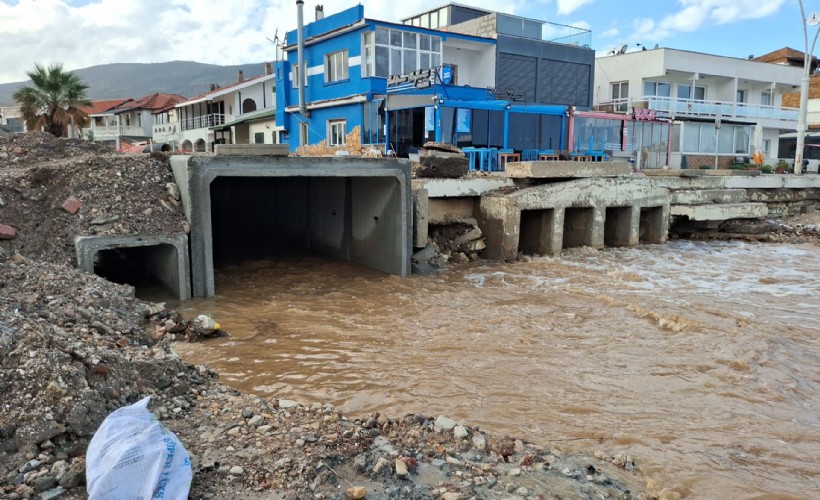 Foça'da dere yatağına yapılan kanal taşkını önledi
