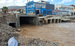 Foça'da dere yatağına yapılan kanal taşkını önledi