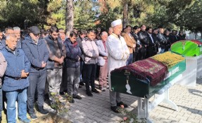 Gıda zehirlenmesi şüphesiyle ölen anne ile 2 çocuğu toprağa verildi