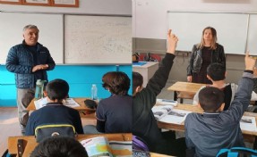 Görme engelli öğretmen çift, öğrencilerin hayatına dokunuyor