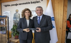 Güzelbahçe’de Belediyesi’nden 24 Kasım’a anlamlı hediye: Öğretmenlere isimli kalem