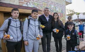 Güzelbahçeli çiftçinin dalda kalan mandalinası öğrencilere vitamin oldu