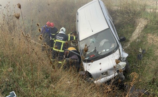Hafif ticari araç, su kanalına uçtu: 2 yaralı