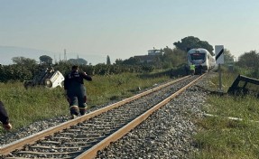 Hemzemin geçitte tren çarpan sürücü ölümden döndü!