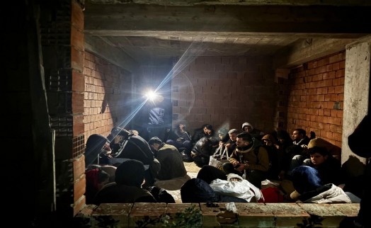İnşaatta saklanan 28 kaçak göçmen yakalandı