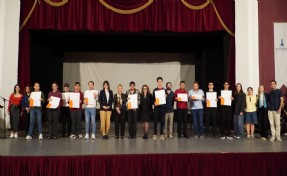 İş hayatına hazırlanan nöroçeşitli gençlerin mezuniyet sevinci