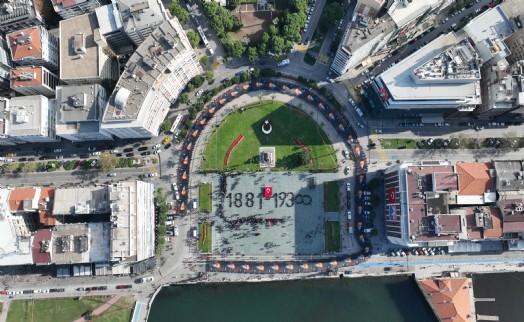 İzmir Ata’sına yürüdü: Kordon'da 350 metrelik Atatürk posteri