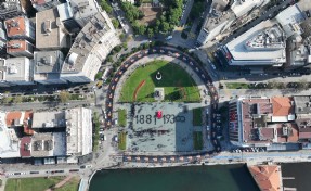 İzmir Ata’sına yürüdü: Kordon'da 350 metrelik Atatürk posteri