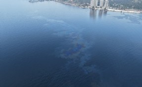 İzmir Körfezi'ne atık yağ boşaltıldı