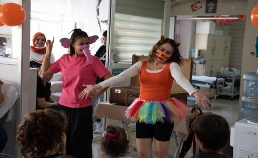 İzmir Şehir Tiyatroları’nın 'Sanat İyileştirir' projesi sürüyor