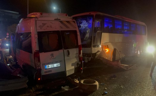 İzmir'de feci kaza: İşçi servisi kazasında 2'si ağır 13 yaralı!