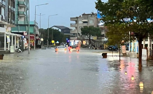 İzmir’de sağanak krizi: Yollar göle döndü, ev ve iş yerleri sular altında!