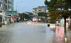 İzmir’de sağanak krizi: Yollar göle döndü, ev ve iş yerleri sular altında!