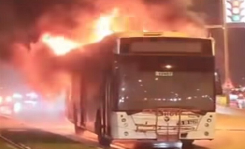 İzmir'de seyir halindeki belediye otobüsü alev alev yandı!