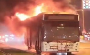 İzmir'de seyir halindeki belediye otobüsü alev alev yandı!