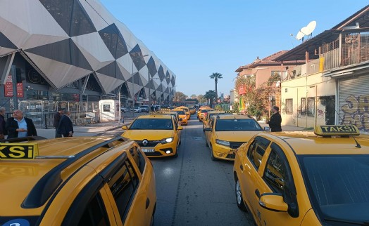 İzmir'de taksiciler, korsan taşımacılığa karşı kontak kapattı: 'Erişim yasağı gelsin'