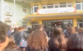 İzmir’de ‘Andımız’ gerginliği! Öğrenciler müdahaleye rağmen okudu