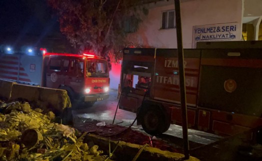 İzmir’de atık yığını alev aldı; bir kamyonet kullanılamaz hale geldi