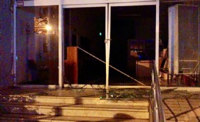 İzmir’de belediye binasına taşlı saldırı; 1 gözaltı