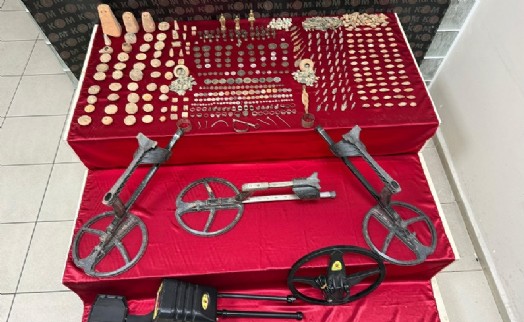 İzmir’deki operasyonda 1142 adet tarihi eser ele geçirildi