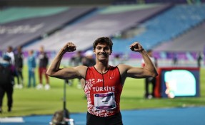 İzmirli Milli Atlet İsmail Nezir’den anlamlı madalya