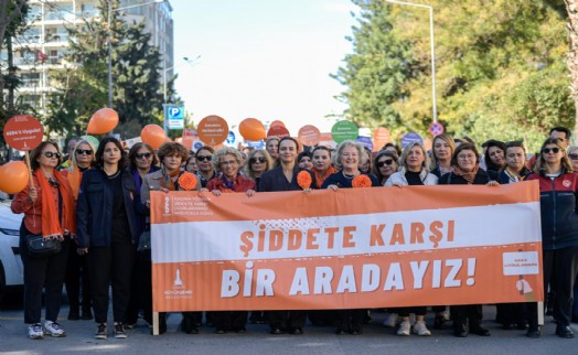 İzmirli kadınlardan 'turuncu' yürüyüş: 'Şiddete karşı tek yürek'