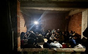 Kaçmak için inşaatta gizlenen 28 kaçak göçmen yakalandı