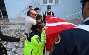 Kalp krizinden ölen Astsubay memleketi Manisa'da toprağa verildi