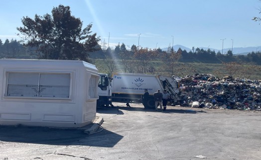 Karabağlar Belediyesi şantiyeyi çöplük yaptı!