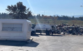 Karabağlar Belediyesi şantiyeyi çöplük yaptı!