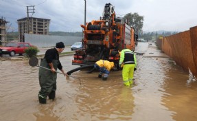 Karaburun, Çeşme ve Foça'da etkili olan yağışlar için ekipler seferber oldu