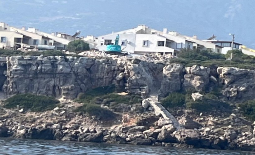 Karaburun'da kıyı kanunu yok sayıldı: Fokların yuvasına kaçak merdiven!