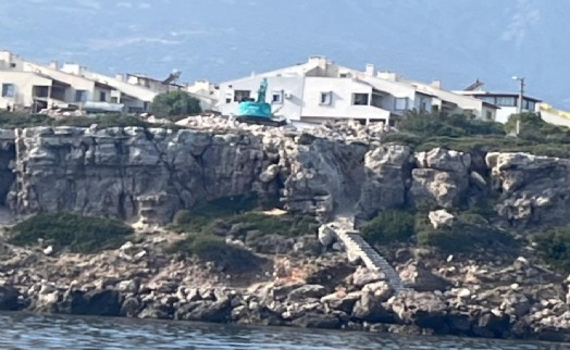 Karaburun'da kıyı kanunu yok sayıldı: Fokların yuvasına kaçak merdiven!