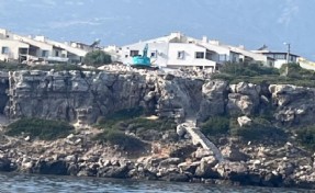 Karaburun'da kıyı kanunu yok sayıldı: Fokların yuvasına kaçak merdiven!