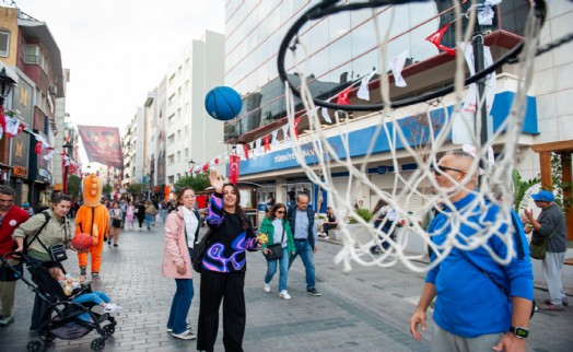 Karşıyaka Çarşısı’nda renkli anlar: Hergele Meydanı’na basketbol potası kuruldu