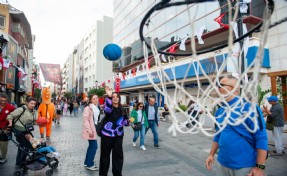 Karşıyaka Çarşısı’nda renkli anlar: Hergele Meydanı’na basketbol potası kuruldu