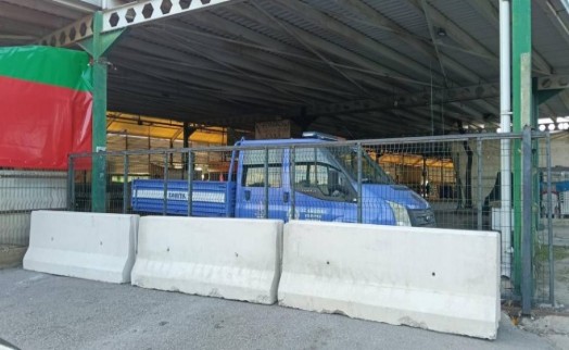 Bostanlı Pazaryeri’nde elektrik krizi: Barikatları yıkıp içeri girdiler!