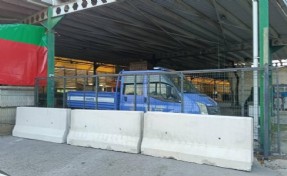 Bostanlı Pazaryeri’nde elektrik krizi: Barikatları yıkıp içeri girdiler!