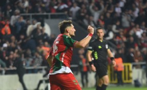 Karşıyaka zirveyi bırakmadı; Yasin'in boşu yok!