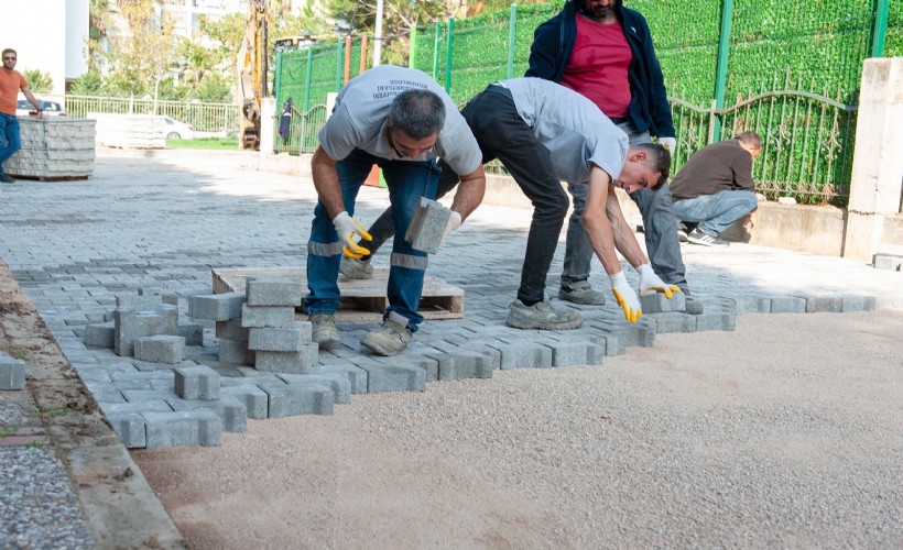 Karşıyaka’da okul çevrelerinde yol bakım çalışması