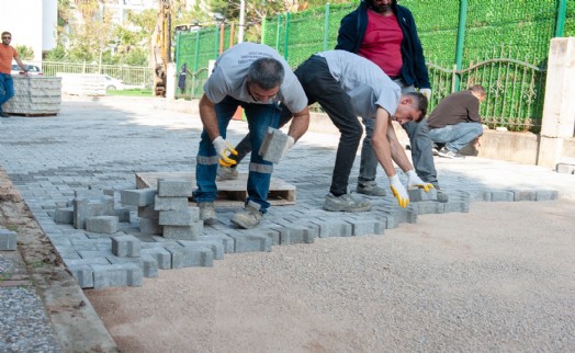 Karşıyaka’da okul çevrelerinde yol bakım çalışması