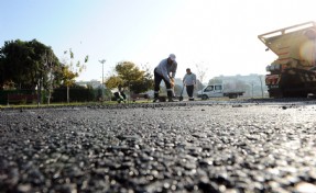 Karşıyaka’da yol bakım çalışmaları hız kesmiyor