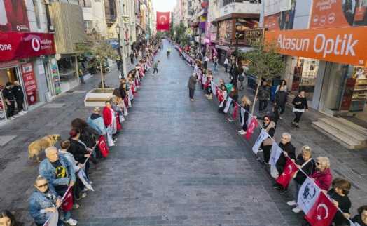 Karşıyakalılar 'Ata’ya Saygı Zinciri'nde buluştu