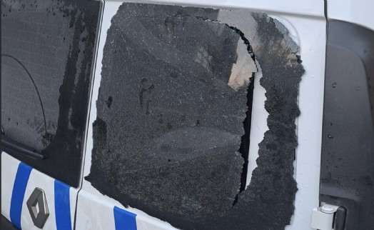 Kavga ihbarına giden ekip aracının camını kırdılar; 3 gözaltı