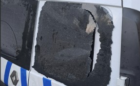 Kavga ihbarına giden ekip aracının camını kırdılar; 3 gözaltı