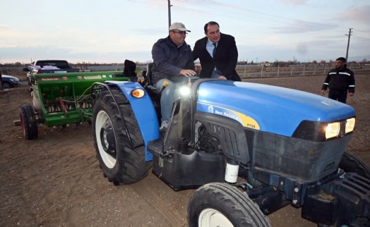 Kaymakam traktörle buğday ekti