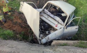 Kırkağaç’ta otomobil şarampole devrildi; 2 yaralı